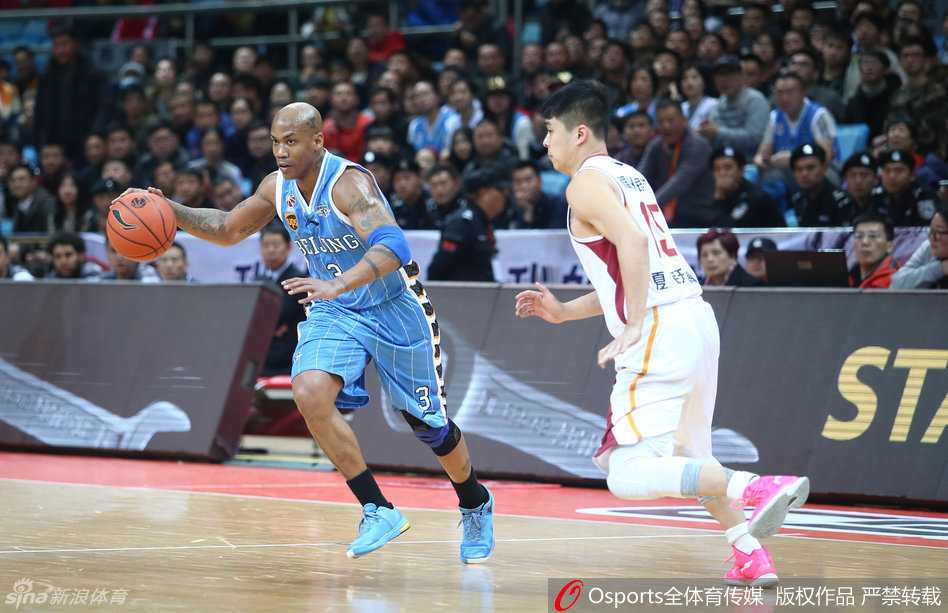 转战前场的张庆鹏接球后瞬间切换成攻击模式，他敏捷地控球躲过防守人的掏球，眼神坚定地望向篮筐，准备为球队续上宝贵的得分。