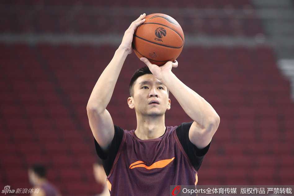 朱彦西在三分线外自信出手，投篮动作标准，他是北京队拉开进攻空间的关键棋子