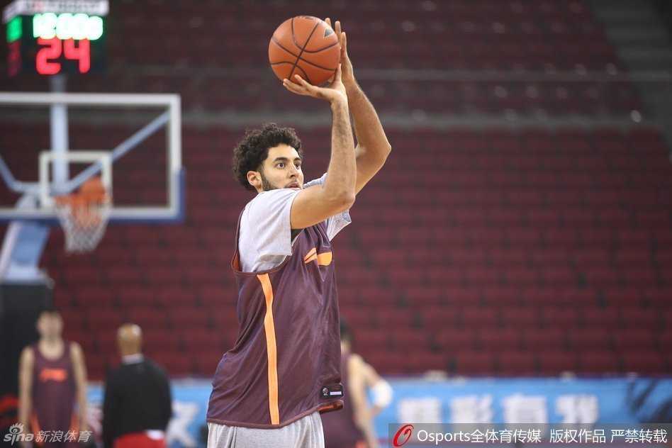 格兰特·杰瑞特在训练中上演单手劈扣，展现出色身体素质，力求在主场证明自己