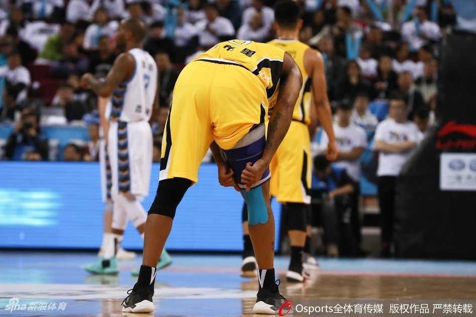比赛胶着的第三节，马布里低头利落地扯下左膝厚厚的护具，额头上汗水闪烁，面部肌肉紧绷，决绝的表情宣告他将抛开一切束缚做最后一搏。