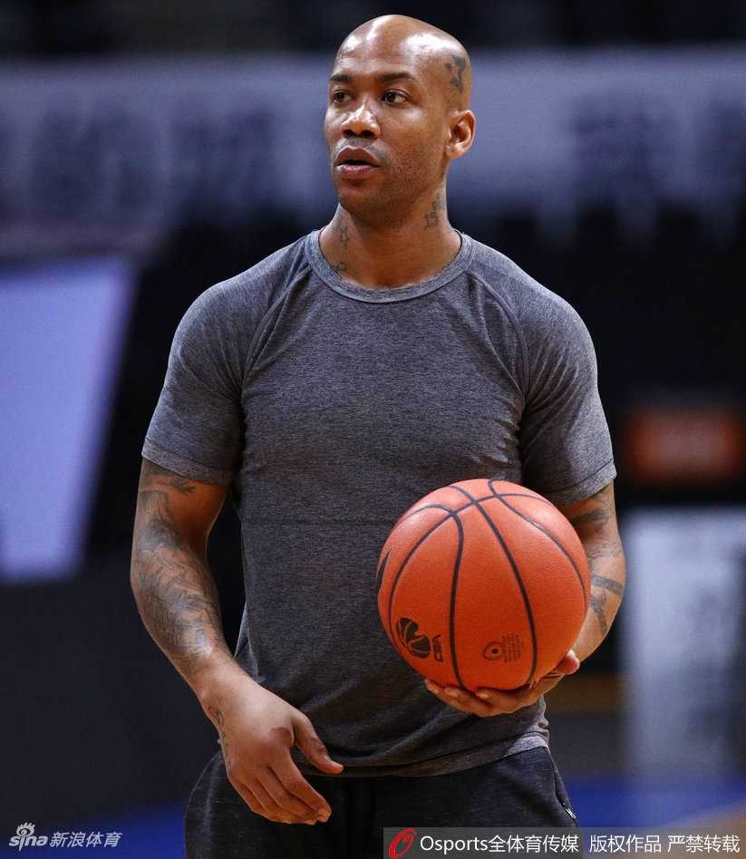 马布里在场边坐下，手握水壶补充水分，眉宇间透着一丝凝重。即使只是赛前热身，他额头上也渗出细密的汗珠，显示出训练的投入程度。