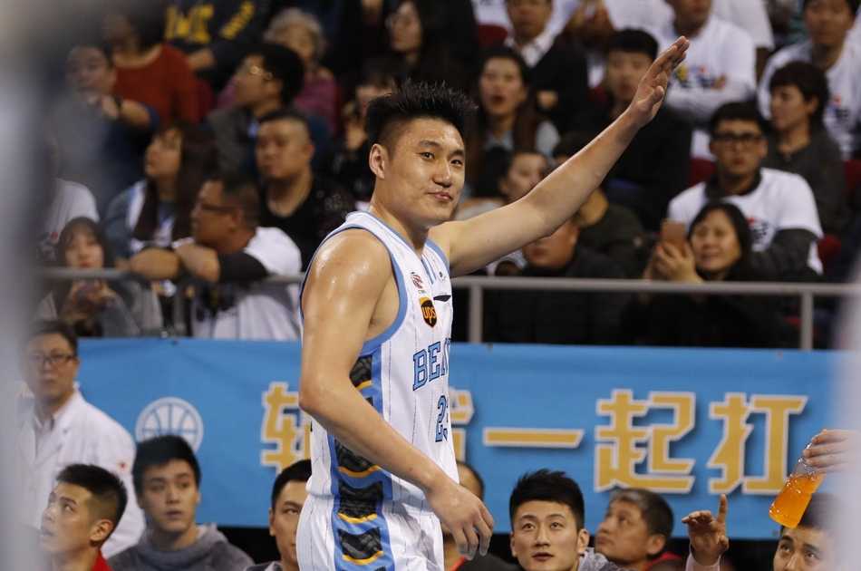 方硕持球面对北控外援的贴身紧逼，他眼神犀利，利用娴熟的胯下运球寻找节奏，准备给对手致命一击。