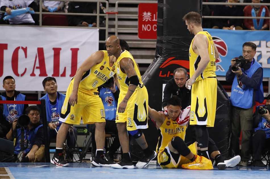 进球后的方硕握拳怒吼，释放着心中的压力与激情，身边的队友们纷纷冲过来与他撞胸庆祝，场面令人动容。