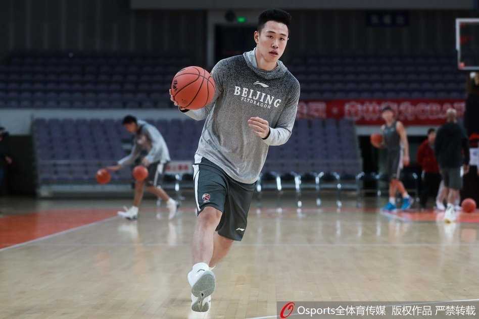 在山东队球员通道口，张庆鹏低头沉思，似乎在酝酿比赛的情绪。虽然已经是一名老将，但他标志性的拼搏精神从未改变，每一次登场他都会倾尽所有。