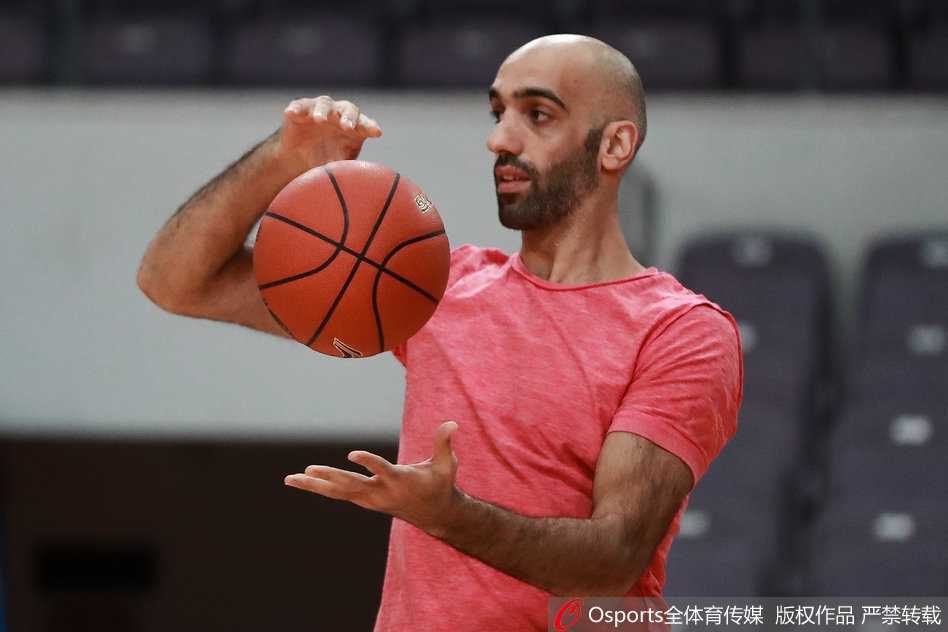 马布里与朱彦西双手紧握，老马眼神坚毅中透着温柔，仿佛在叮嘱这位昔日的夺冠拼图今晚在场上要全力以赴