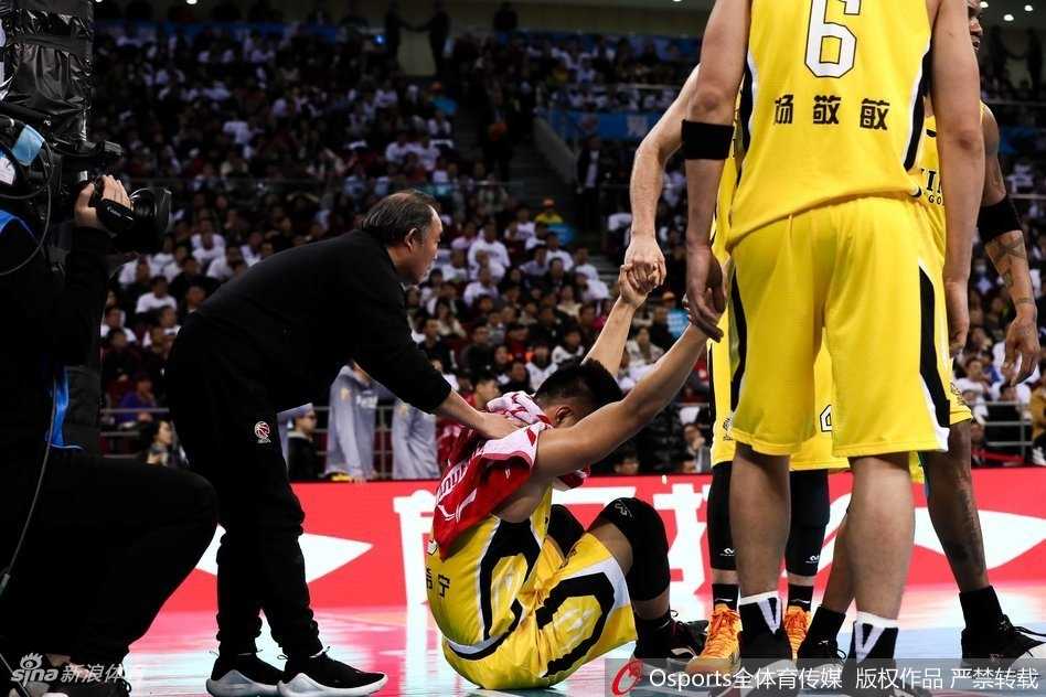 在多人劝阻下，丁伟依然难掩怒色，他隔着人群依然在向裁判的方向理论，身边的助理教练紧紧拉住他以防事态扩大。