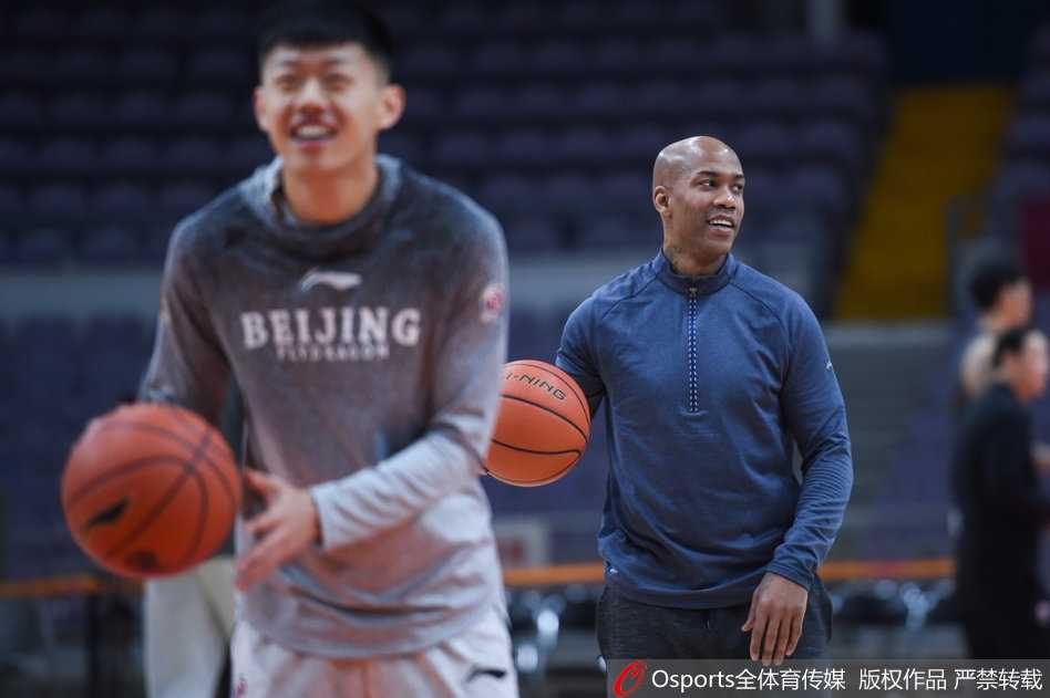 训练即将结束，马布里双手扶膝，目光凝视着远处的篮筐，那眼神仿佛已经穿透了时间，提前看到了晚上比赛中与易建联、周鹏的正面对抗。