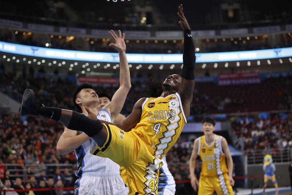 广厦队小外援福特森在多人包夹下强行突破，他身形扭曲却目光坚毅，篮球在指尖旋转，即将穿透北京队的防线。