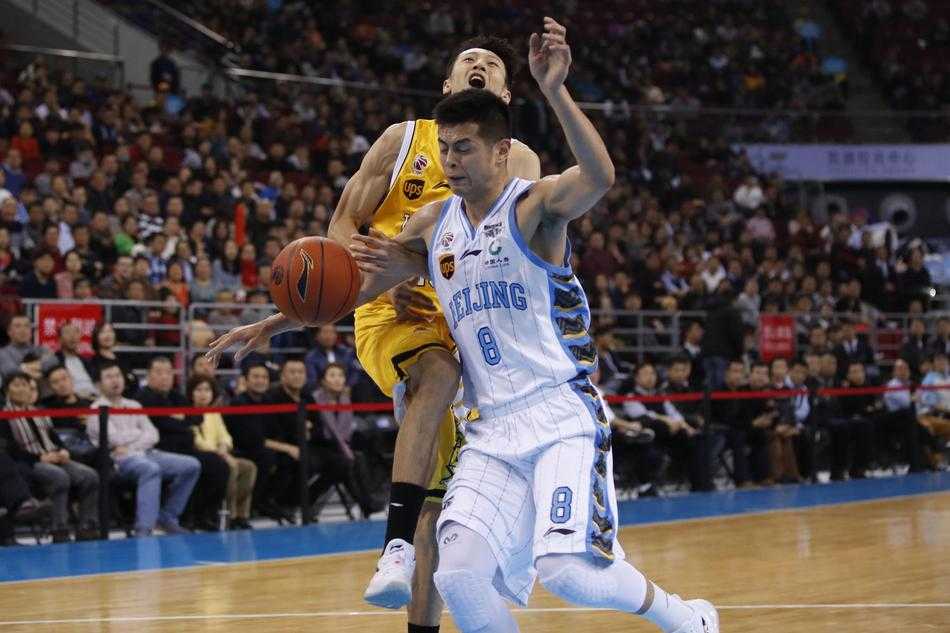 北京队大外援汉密尔顿高高跃起，在广厦内线胡金秋的头顶生生摘下一个前场篮板，落地瞬间肌肉紧绷，充满了力量感。