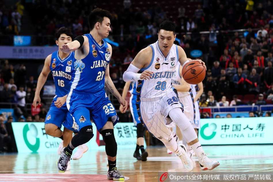 马尚·布鲁克斯如猎豹般撕裂北京防线，高高跃起，用一记势大力沉的单手劈扣震撼全场，篮筐仿佛都在震颤。