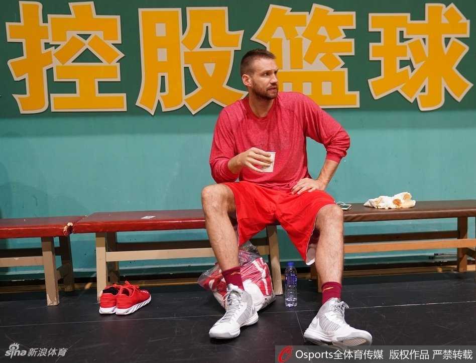 阿巴斯在训练中高高跃起单手抛投，阳光下他手臂上的肌肉线条紧绷，动作舒展如同约旦飞人再次展翅，背后是北控男篮崭新的训练馆背景板。