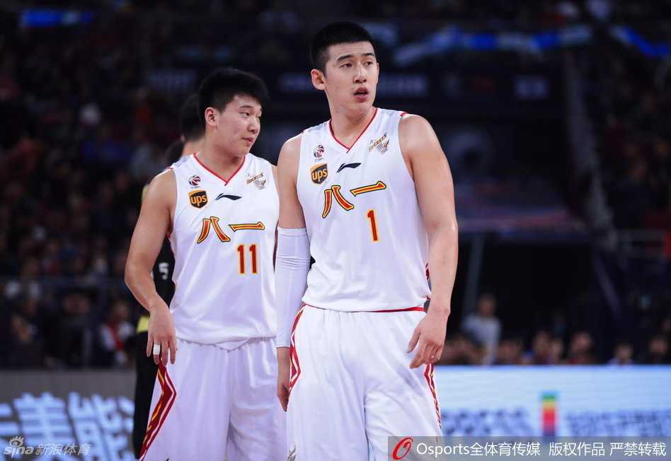 广东队后卫赵睿面对防守毫不畏惧，他连续交叉运球后突然加速，如利刃般犀利突破防线，展现出天生的领袖气质。