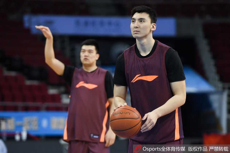 训练结束后的刘晓宇面带微笑，与队友轻松交流，这一刻的温暖氛围凝聚了全队对未来的共同信念