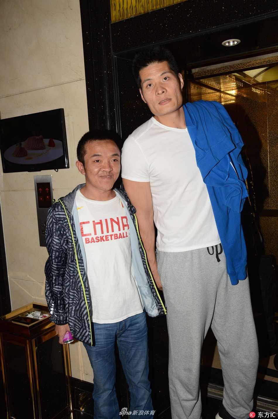 马布里独自推着满载的黑色行李箱走在队伍最前方，神情专注而平静，身穿灰白相间的运动裤格外醒目，仿佛一名即将踏上战场的孤独求败。