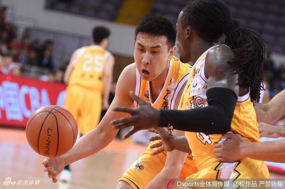 广厦内线博洛西斯高举高打，在对手头顶完成补篮，他本场贡献20+14的大号两双，在内线与兰多夫杀得难解难分。