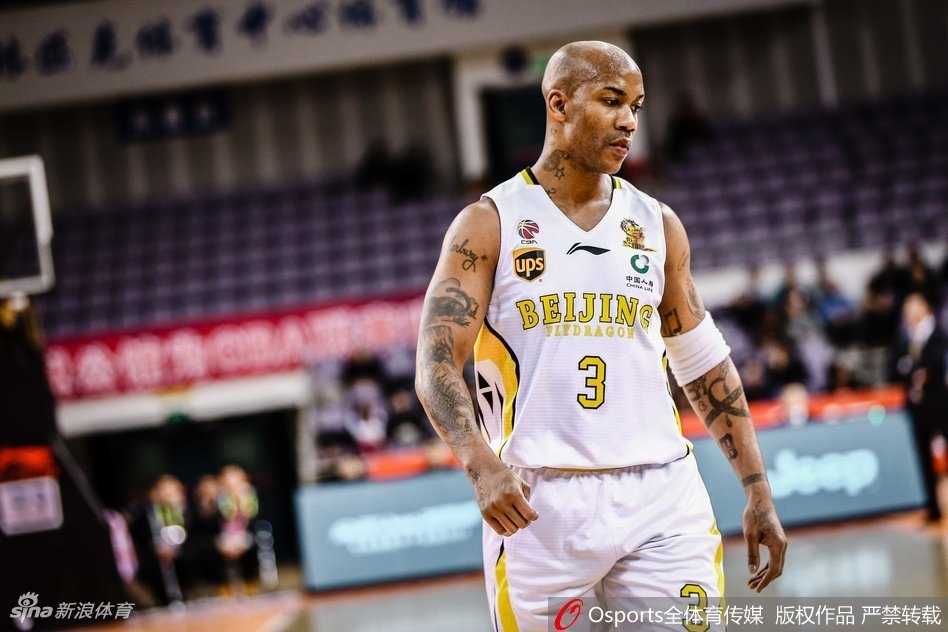 约旦球星阿巴斯鬼魅般钻入内线，单手托球挑篮，姿势舒展，他在首节就独得13分，让广厦队防线顾此失彼。