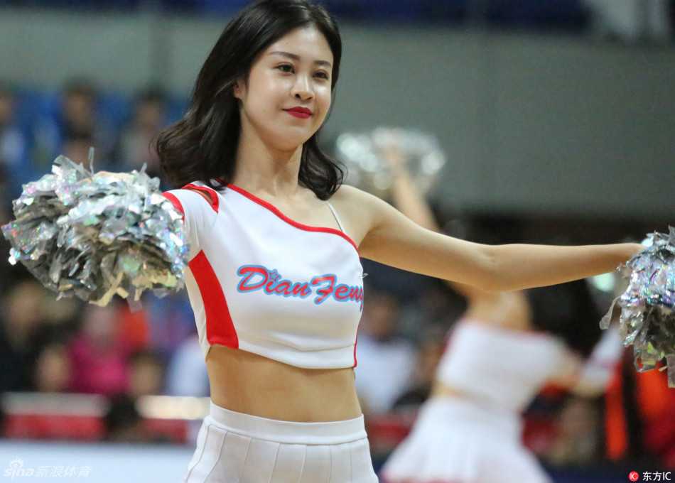 活力四射的啦啦宝贝们整齐划一地踢腿转身，灿烂笑容与动感节拍成为赛场一道亮丽风景
