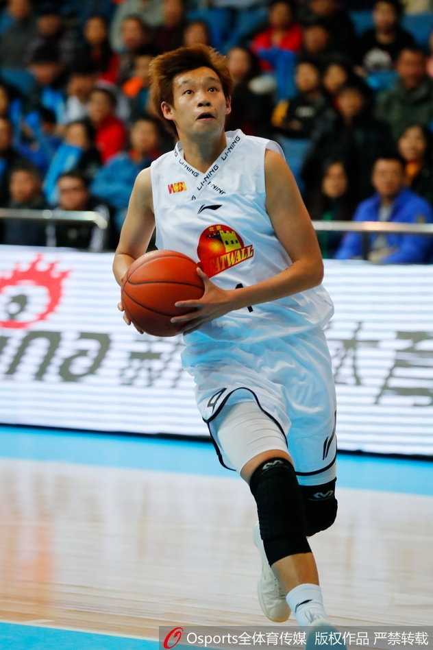 北京队邵婷蝴蝶穿花般突破两人包夹，以一记优美的低手上篮点燃全场