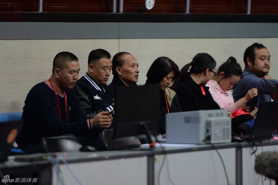 在主教练许利民的带领下，老将张帆和孙晓雨接过了三沟酒业颁发的总冠军庆功酒，三人面带微笑，这坛美酒不仅庆贺今日的胜利，更承载着对中国篮球未来的美好祝福。