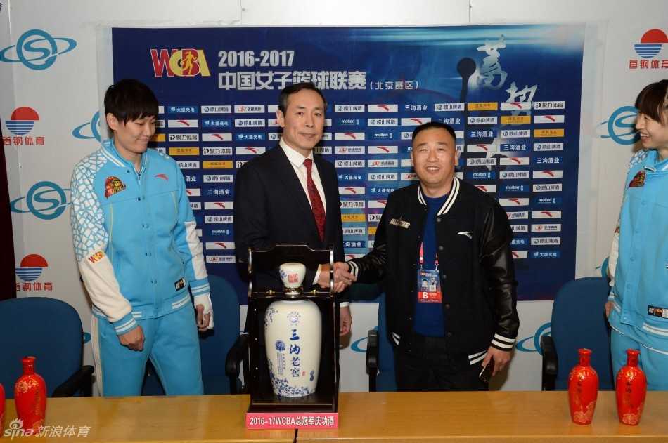 在璀璨的聚光灯下，中国篮协主席姚明亲手将总冠军奖牌挂在孙晓雨的颈上，两人微笑着相互致意，这一刻，是传承，也是对中国女篮未来的共同期许。