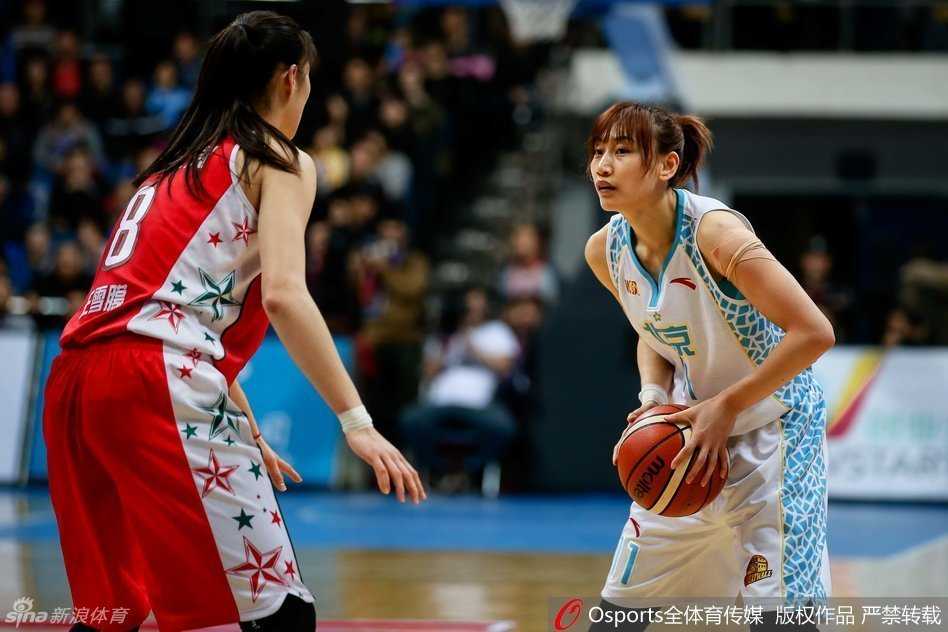 北京队外援福尔斯送出精准传球后迅速空切，队友心领神会，皮球即将穿透八一队的防线。