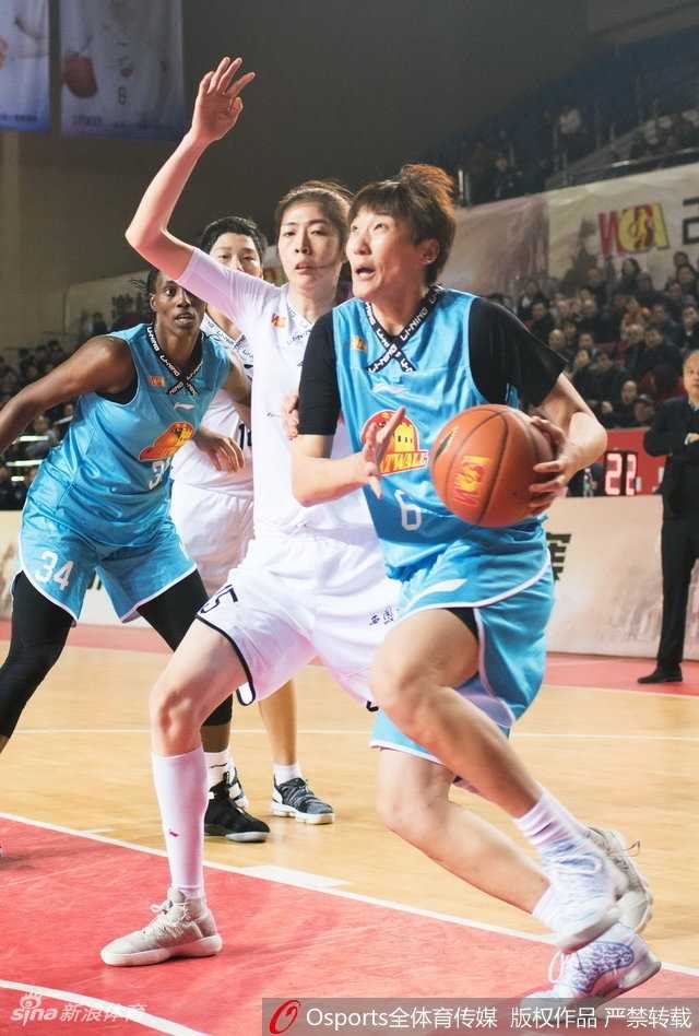 陕西女篮核心塔克在重围之中强行上篮，眼神坚毅如铁