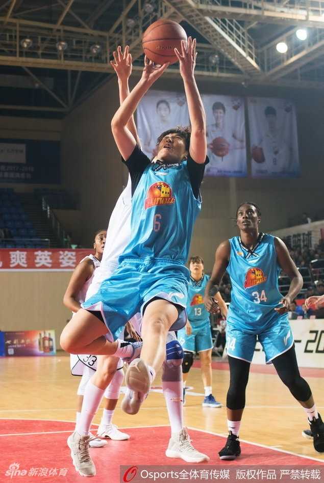 北京队高颂跳投出手，防守球员封盖不及，篮球在空中划出优美弧线