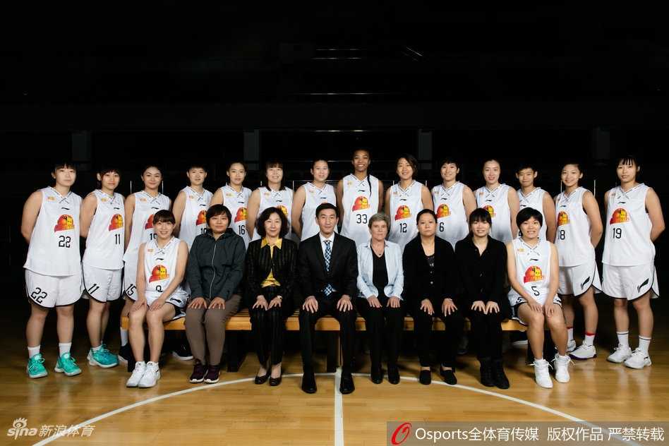 队长邵婷眼神坚毅，手托篮球，姿态从容，领袖气质在光影间自然流露。