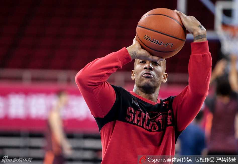 “马布里大汗淋漓却目光如炬，坚毅的表情仿佛在告诉对手，这座球馆的主权不容挑衅。”