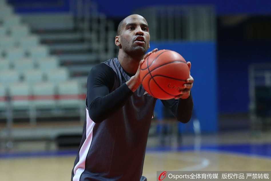 灯光聚焦的赛场地板上，杰克逊运球穿越全场，眼神中透露出回归战阵的坚定与专注，仿佛要将过去一个月缺席的遗憾都在此刻弥补。