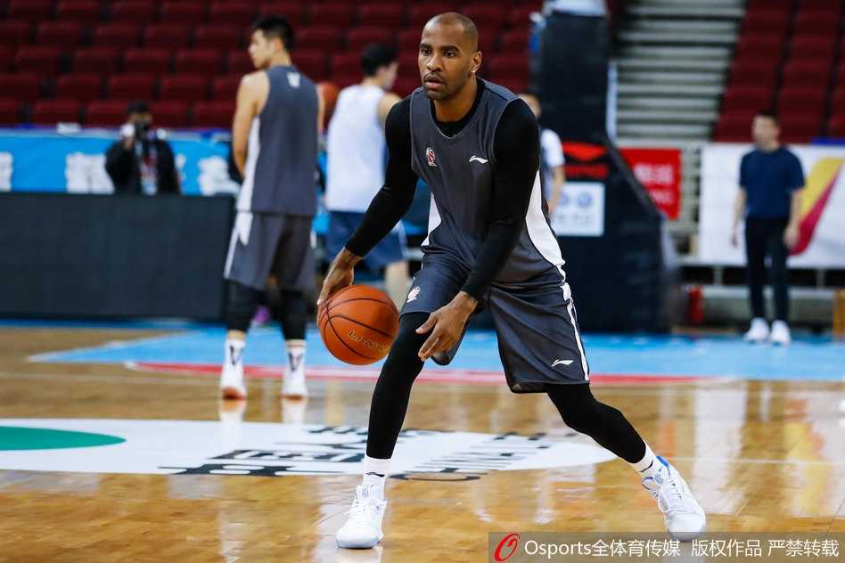 核心后卫方硕在训练中眼神专注，手中的篮球仿佛与身体融为一体，每一次出手都带着季后赛的坚决。