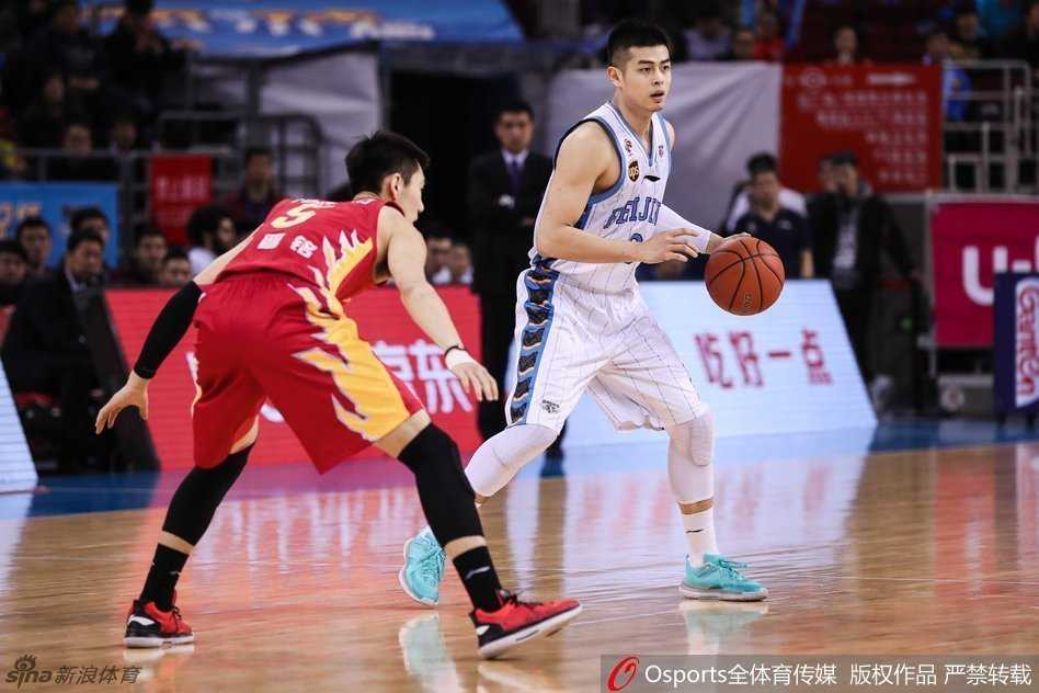 吉喆篮下强起隔着防守人暴力砸扣，挥舞的手臂宣泄着内心的强硬。