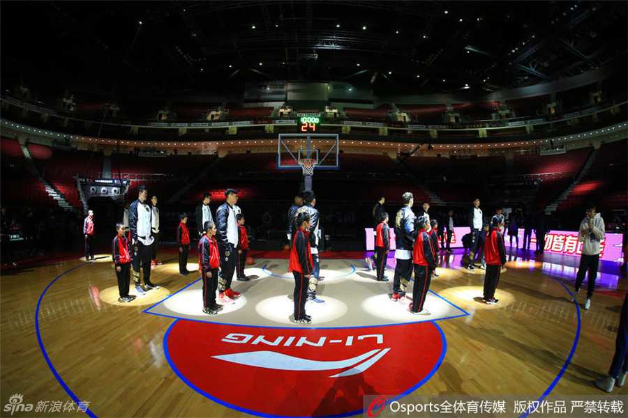 彩排现场，北区队的球员们围成一圈，伴随着整齐有力的击掌和呐喊声，气氛热烈高涨，团队的斗志在这一刻被瞬间点燃。