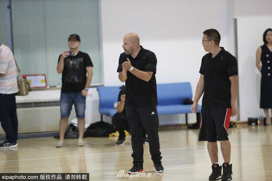 大外援贾斯汀·汉密尔顿在训练中高高跃起，完成了一次势大力沉的单手劈扣，他修长的身形和出色的运动能力展露无遗。