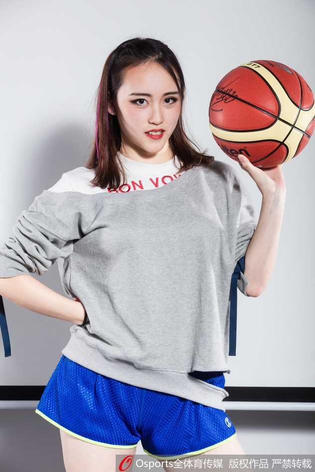 特写镜头下，精致的妆容与坚定的眼神相得益彰，背景中的单车把手虚化成影，突出了人物由内而外散发的迷人气质。