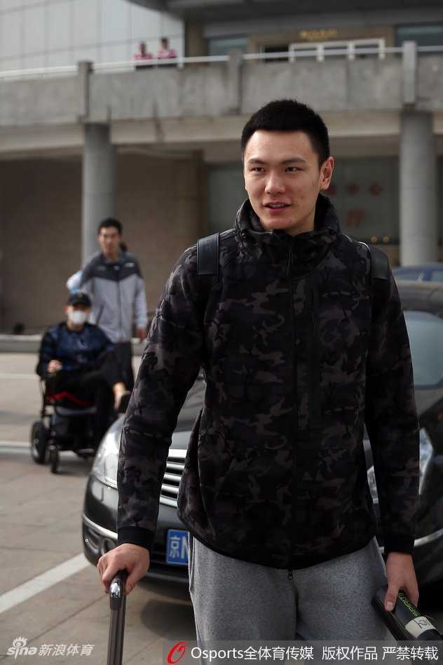 北京首钢男篮队员翟晓川在出征仪式上接受采访，眼神中透露出对即将到来的新赛季的坚定与期待。