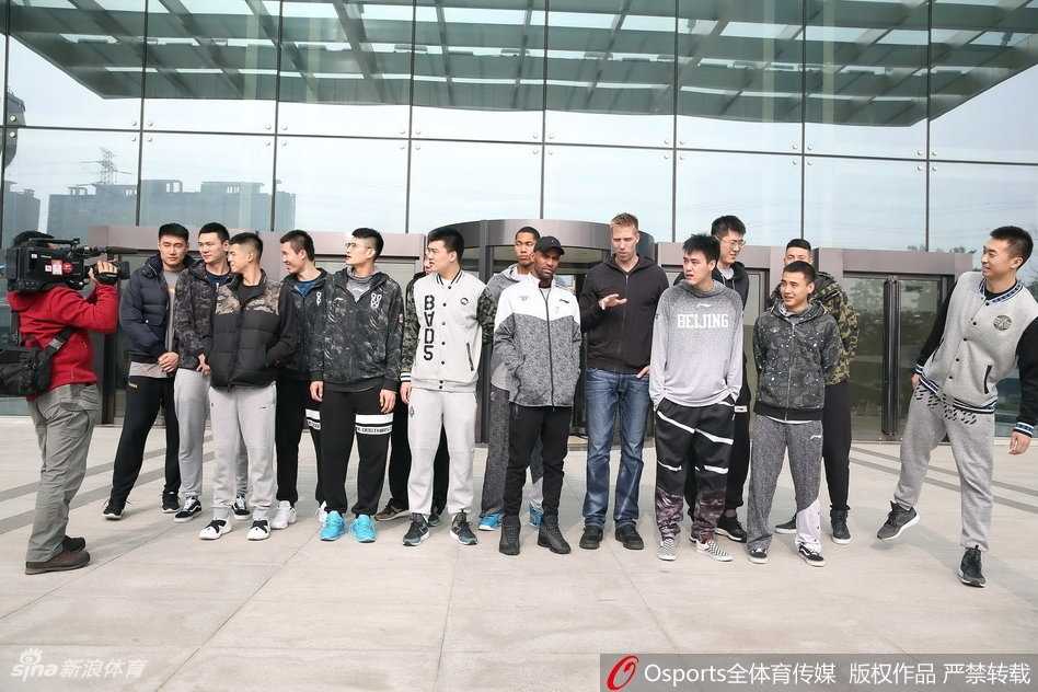 大满贯得主丁宁笑容满面地为北京首钢男篮加油助威，她作为首钢大家庭的一员，送来了最温暖的祝福。