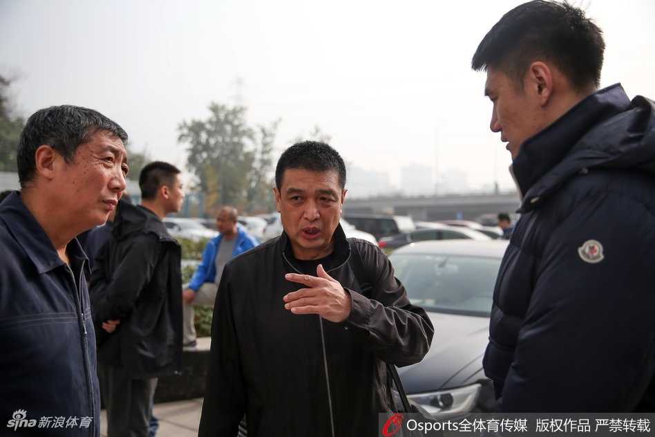 北京首钢男篮全队在出征仪式上整齐列队，他们目光如炬，蓄势待发，准备在新赛季的CBA赛场上大展宏图。