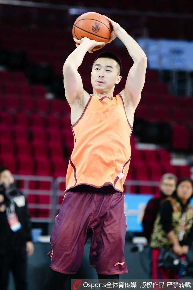 兰多夫·莫里斯在训练场边拉伸放松，他的回归为球队内线带来了宝贵的经验与底气。