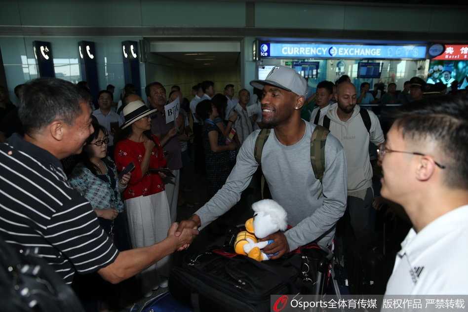 在训练馆里，汉密尔顿高高跃起，完成了一次势大力沉的双手灌篮，他紧咬嘴唇，手臂上的肌肉线条彰显着力量，身后的队旗格外醒目。