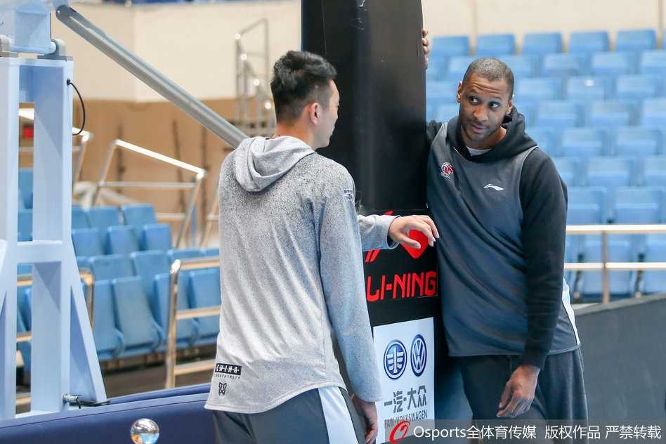 功勋外援兰多夫·莫里斯身着北京队训练服，目光深邃地望向远方，他的身影仿佛凝固了时光，将人们的思绪拉回到那些夺冠之夜