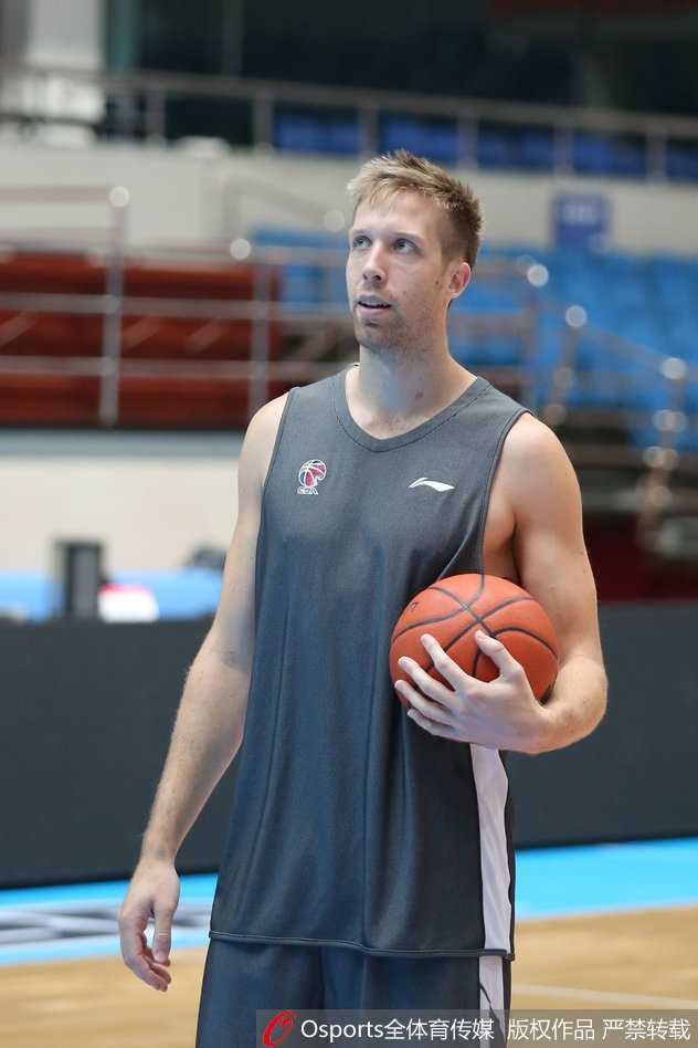 翟晓川在三分线外高高跃起，手腕轻柔拨球，皮球在空中划出一道彩虹般的弧线，专注的眼神里满是对胜利的渴望