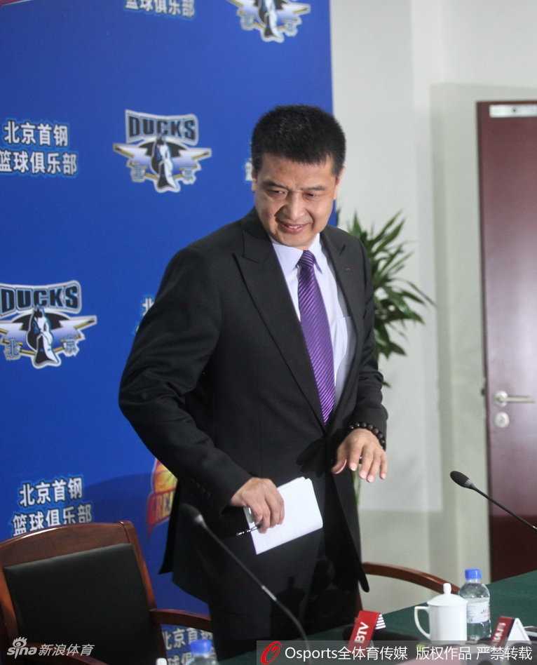 闵鹿蕾面带微笑出席发布会，神情轻松而平和，面对镜头的他仿佛卸下了千斤重担，展现出一种从容与豁达。