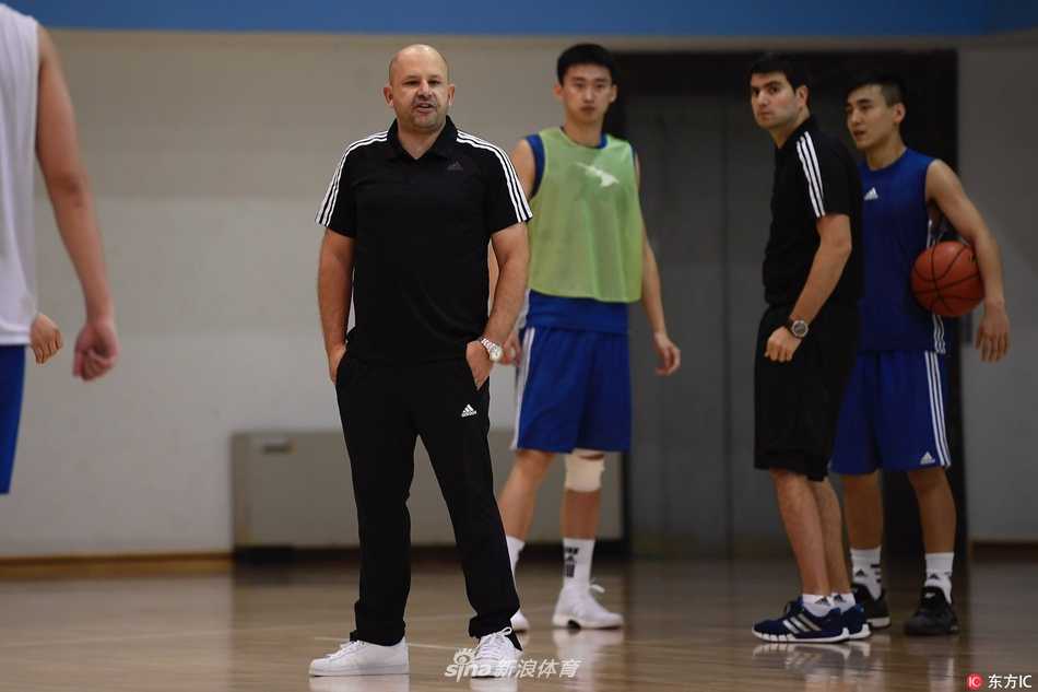 在一次战术演练中，雅尼斯召集队员们围成一圈，他用夸张的肢体动作讲解着跑位路线，队员们聚精会神地聆听，光头主帅与球员们的神情在阳光下格外专注。