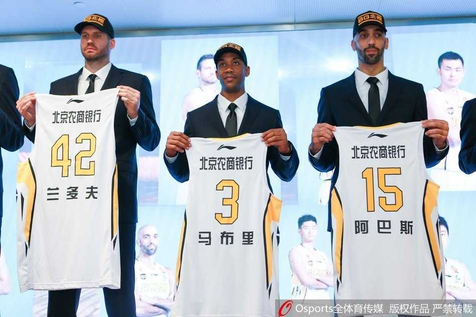 马布里手执3号北控战袍，面对镜头露出温暖而坚定的笑容，这身新战袍意味着职业生涯最后一舞的舞台，依然在他深爱的北京。