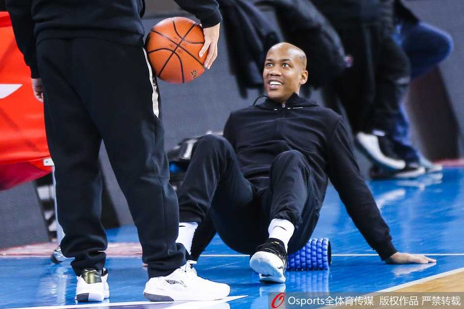 训练间隙，马布里用筋膜枪仔细按摩着跟腱，专注的神情透露出他对身体状态的极致呵护，毕竟今晚他将要对阵联盟得分王亚当斯。