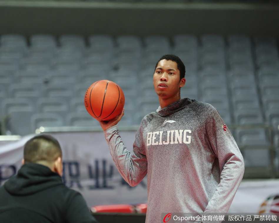 方硕在训练中露出夸张的表情，他张大嘴巴仿佛在模仿电影里的滑稽角色，搞怪天赋尽显，瞬间逗笑了在场的队友。