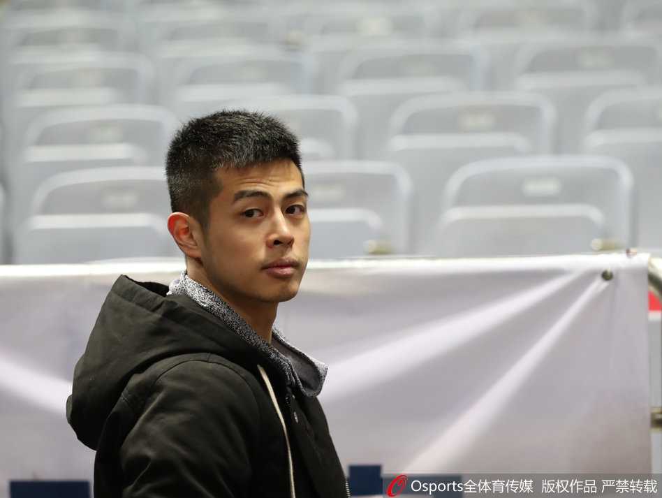 全队围在一起听教练部署时，方硕站在后排偷偷对着镜头比了个胜利手势，脸上挂着坏笑，严肃的队伍里混入了一个捣蛋鬼。