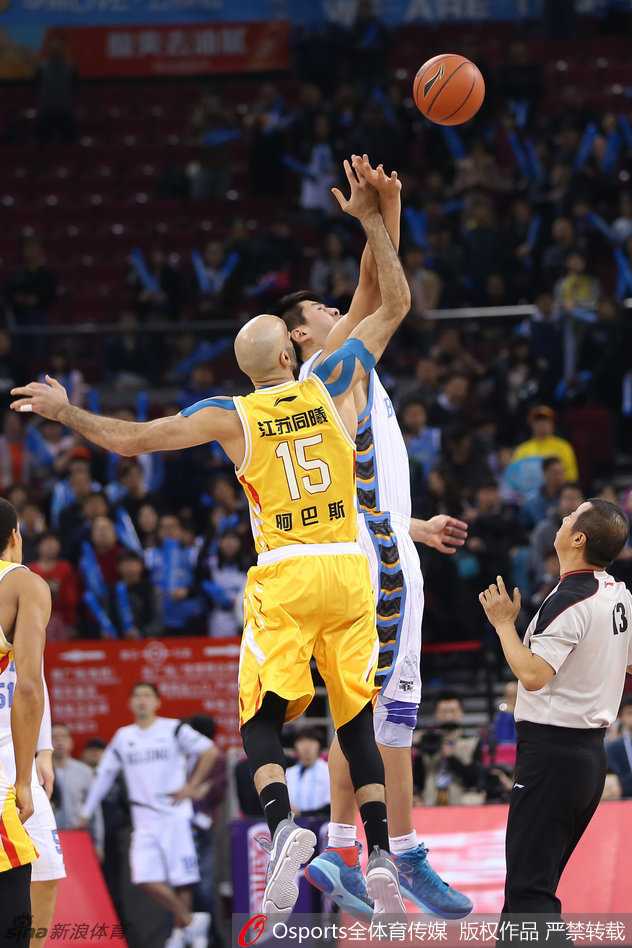 方硕在对方干扰下完成高难度上篮,身体在空中舒展,展现了极佳的核心力量