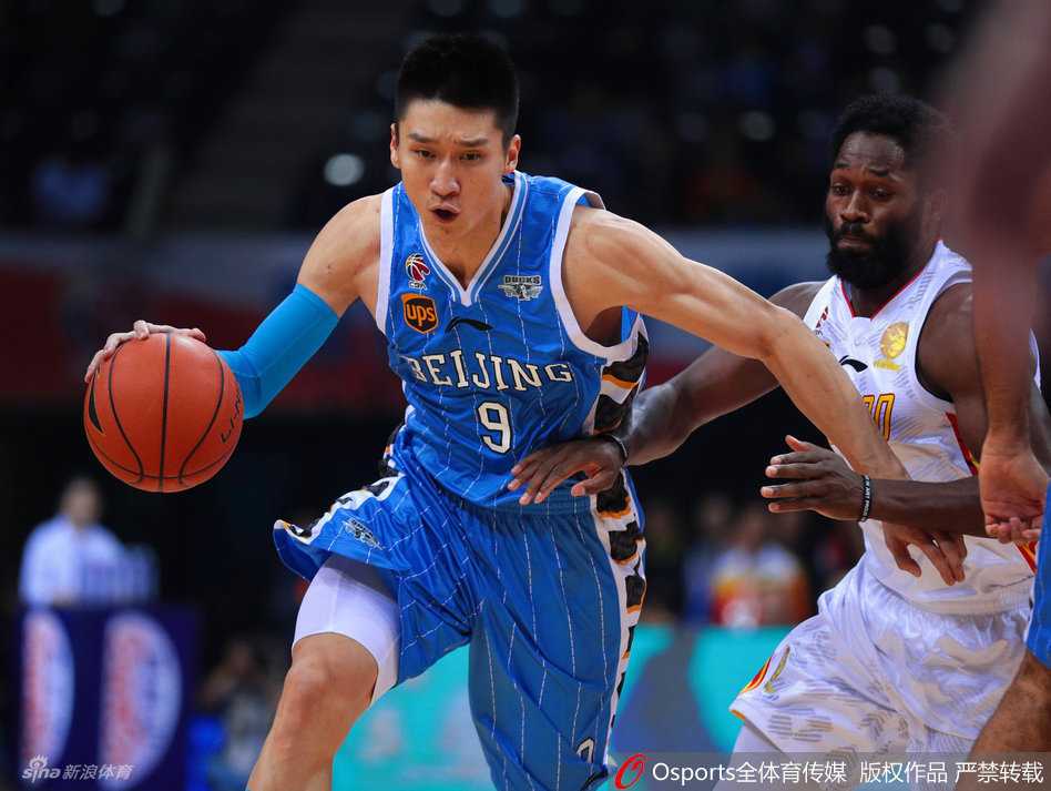 孙悦如同大鹏展翅，高高跃起单手将球砸进篮筐，整个五棵松体育馆为之沸腾。